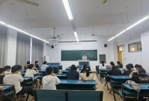 胡潭高给地理信息科学212班开主题班会